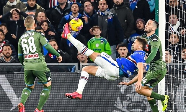 CĐV Sampdoria ném pháo vào thủ môn đội nhà, giúp Napoli chiến thắng - Bóng Đá