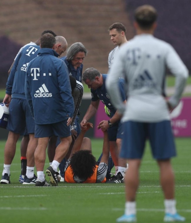 Kung-fu Bayern: Neuer and Zirkzee collide during training session - Bóng Đá