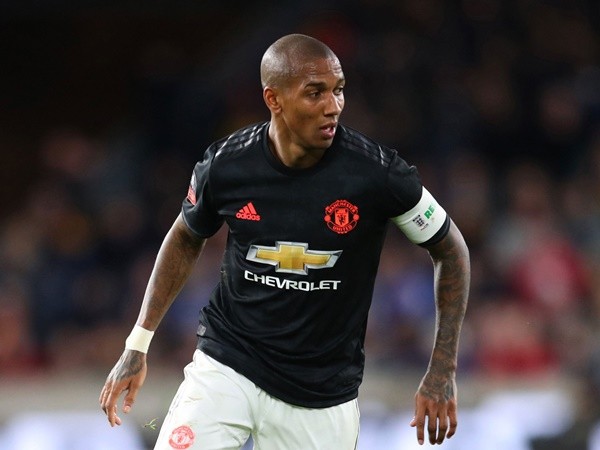 Solskjaer và Ed Woodward đồng loạt giữ chân Ashley Young - Bóng Đá