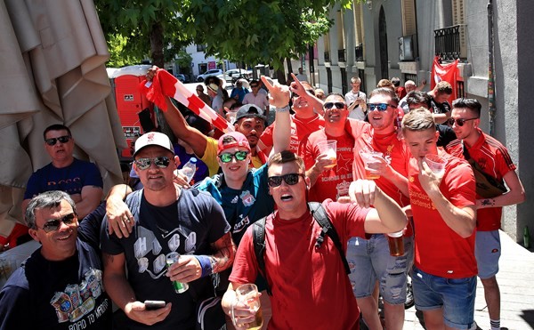 Ảnh: Fan Liverpool Tottenham trước trận chung kết  - Bóng Đá