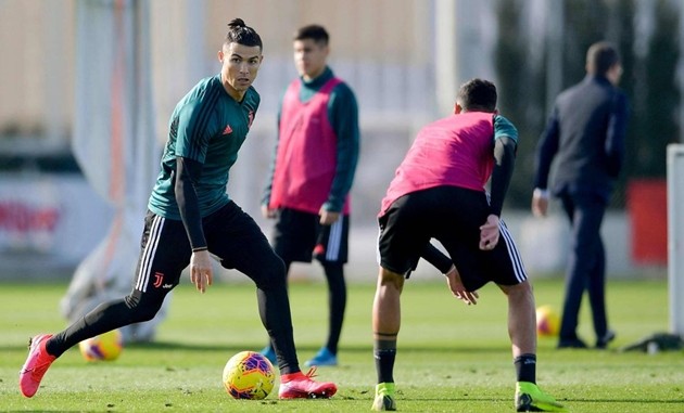 Tương lai bất định, Martial vẫn hạnh phúc bên người đẹp ở 