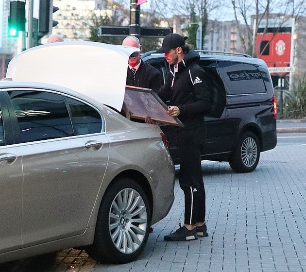 Anthony Martial and Luke Shaw return to Manchester United training ahead of Man City fixture - Bóng Đá