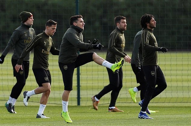 Fan Liverpool đốt pháo sáng - Bóng Đá