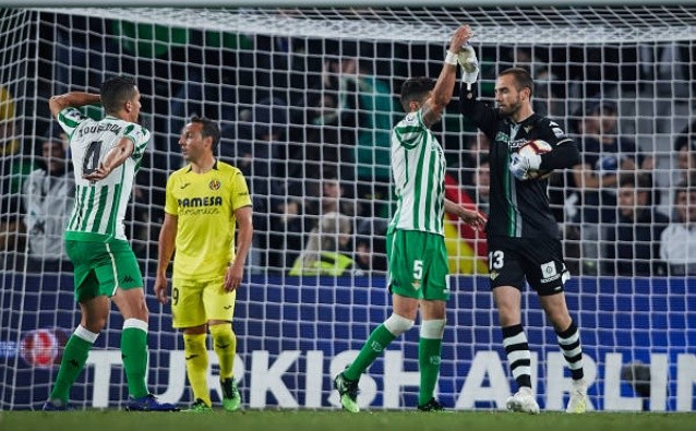 Carzola khóc vì miss pen - Bóng Đá