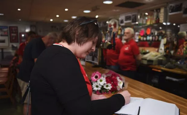 Cả nước Anh khóc thương cho HLV xấu số Justin Edinburgh - Bóng Đá