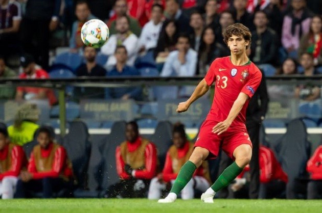 Joao Felix chơi bóng ở bãi biển - Bóng Đá