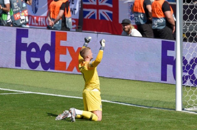 Thụy Sĩ trở tay không kịp khi HLV Southgate đưa thủ thành Pickford lên đá phạt đền - Bóng Đá