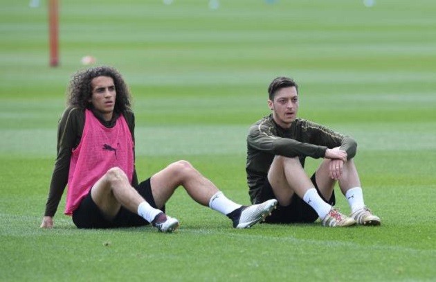 Emery chỉ thẳng mặt học trò, sân tập Arsenal căng thẳng tột độ trước giờ G - Bóng Đá