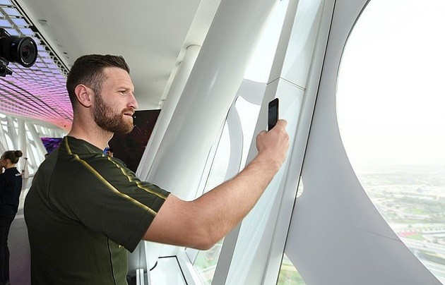 Ozil cười thả ga ngồi xe bus hai tầng dạo phố phường Dubai - Bóng Đá