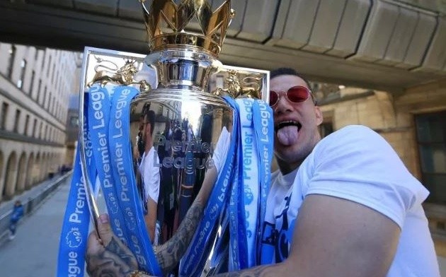 Man City cùng cổ động viên ăn mừng tưng bừng trên phố - Bóng Đá