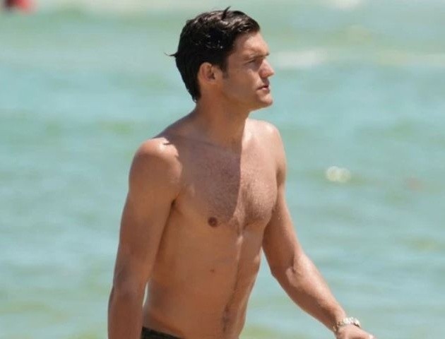 Marcos Alonso plays football on beach with stunning girlfriend Stephania - Bóng Đá