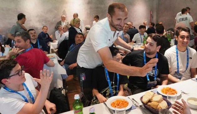 Chùm ảnh: Sao Azzurri đi thăm bệnh viện nhi Roma - Bóng Đá