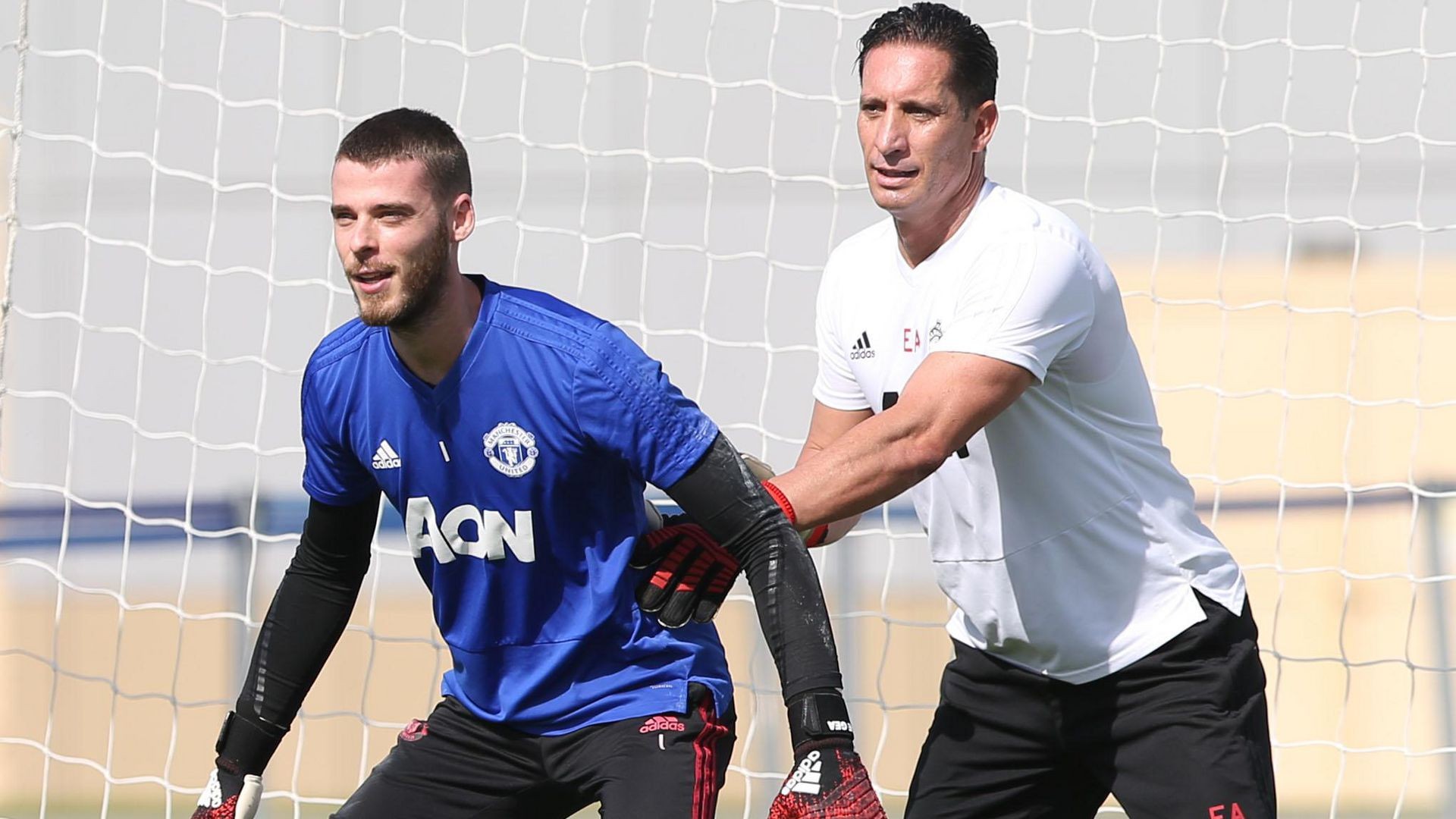 Đi ăn cùng De Gea, 'sư phụ' thoải mái khoác vai bạn gái thủ thành Man Utd - Bóng Đá