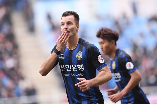 Công Phượng panenka làm sân Incheon trầm trồ - Bóng Đá