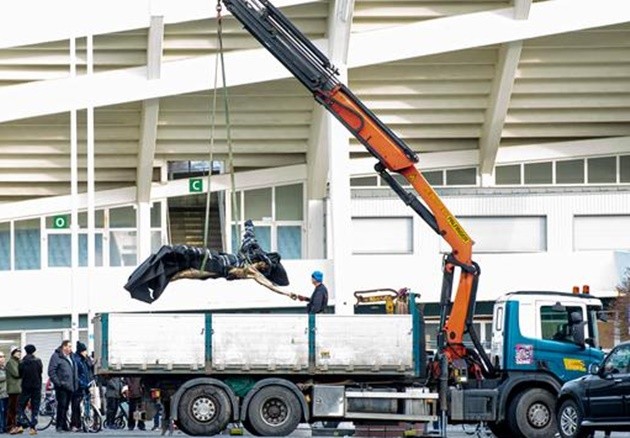 Tượng Ibra bị đập nát  - Bóng Đá