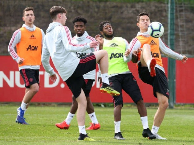 Top 4 xa dần, dàn sao Man Utd mặt mày ủ rũ đến sân tập Carrington - Bóng Đá