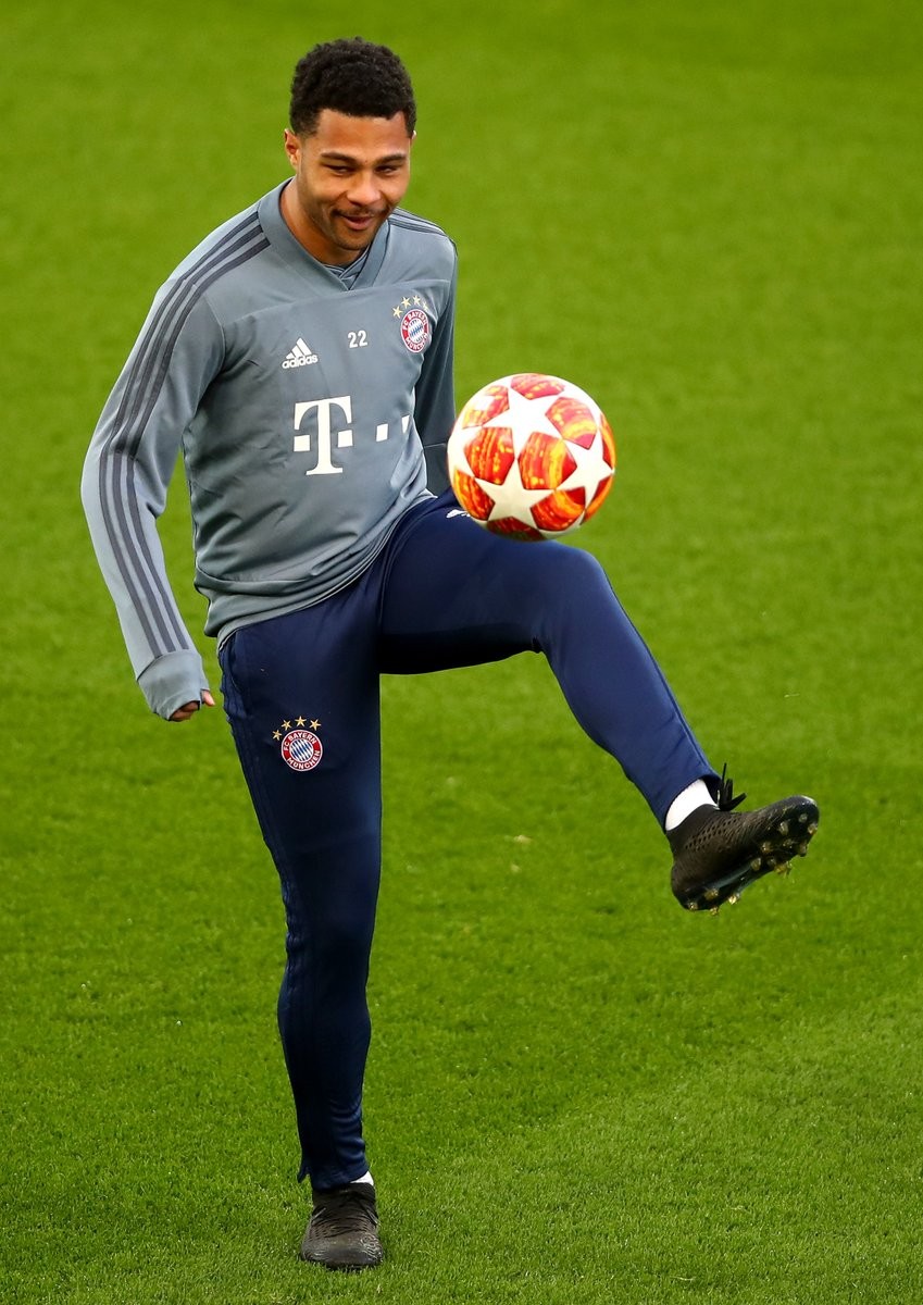 Bất ngờ với người Mustafi chạy đến cảm ơn sau pha làm dũng mãnh - Bóng Đá