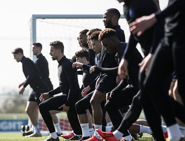 Mu đến khách sạn - Bóng Đá