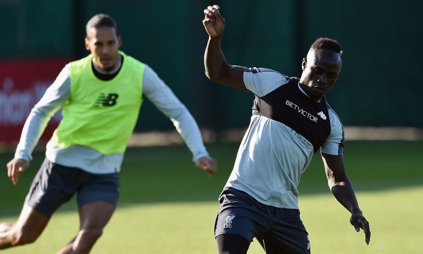 Liverpool tập luyện, Salah làm trò - Bóng Đá