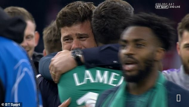 Pochettino gục đầu, khóc nức nở khi Tottenham ngược dòng không tưởng - Bóng Đá