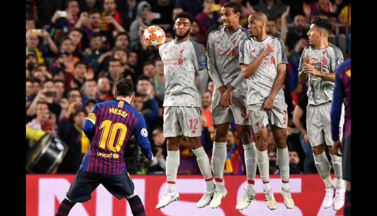 Một mình Messi trong vòng vây Van Dijk và 2, 3 cầu thủ Liverpool - Bóng Đá
