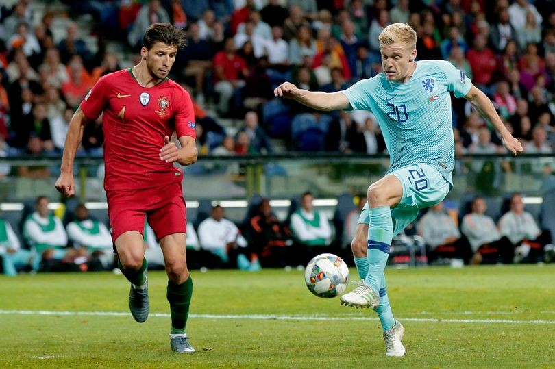 Manchester United fans react to Donny van de Beek transfer speculation - Bóng Đá