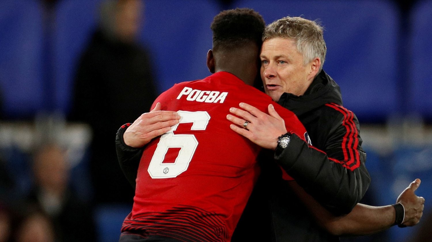 Cầu thủ Sunderland bị CĐV đối thủ hành hung ngay khi đang thi đấu - Bóng Đá