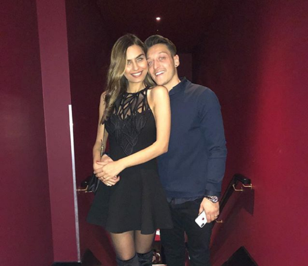 Bất đồng với Emery, Ozil cùng vợ rời nước Anh - Bóng Đá