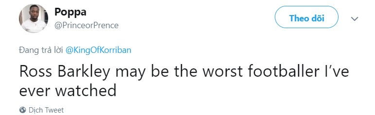 Biểu cảm khó đỡ của Ronaldo khi nâng cúp bạc - Bóng Đá