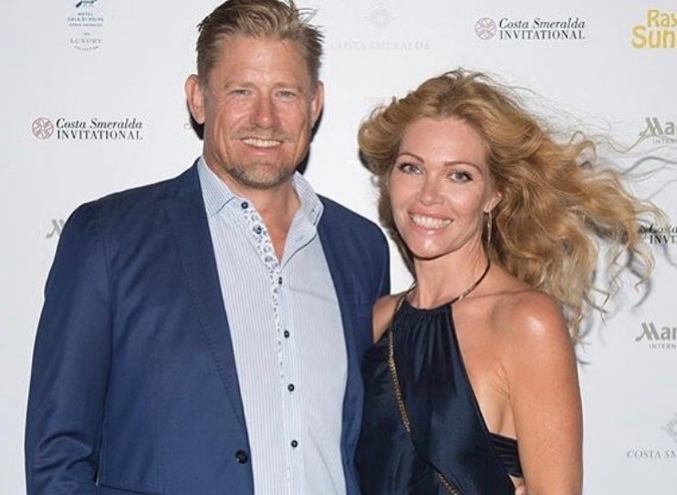 Man Utd legend Peter Schmeichel celebrates marriage to stunning Laura von Lindholm with big kiss - Bóng Đá