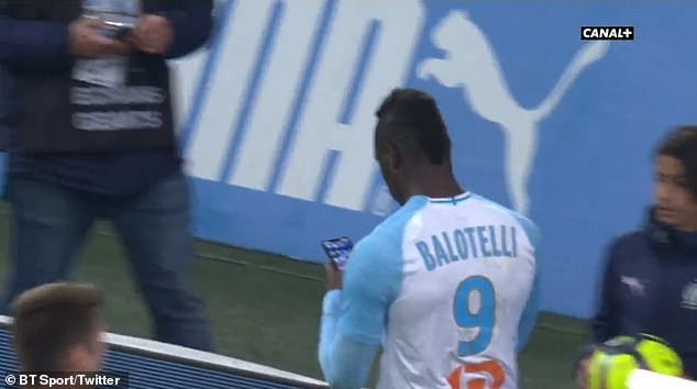 Lập siêu phẩm, Balotelli ăn mừng có 1-0-2 - Bóng Đá