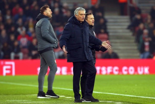 Jose Mourinho: I was rude to an idiot, says Tottenham manager after booking - Bóng Đá