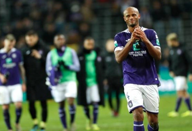 Watch raging Anderlecht boss Vincent Kompany scream at his own fans after they throw flare at Club Brugge ace Mignolet - Bóng Đá