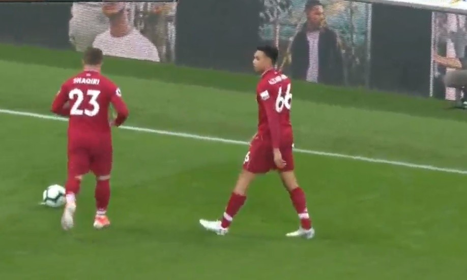 Van Dijk chỉ đạo đồng đội đá phạt góc thành bàn - Bóng Đá
