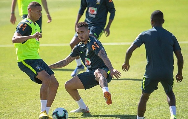 Vừa lên tuyển, Neymar đã luyện tuyệt kĩ 