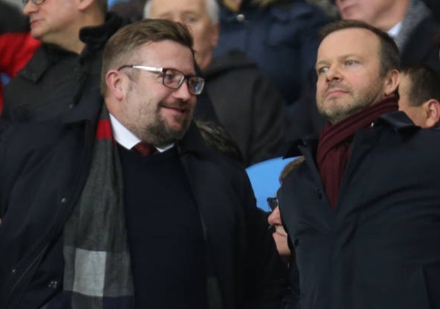 Ảnh Ed Woodward trên khán đài - Bóng Đá