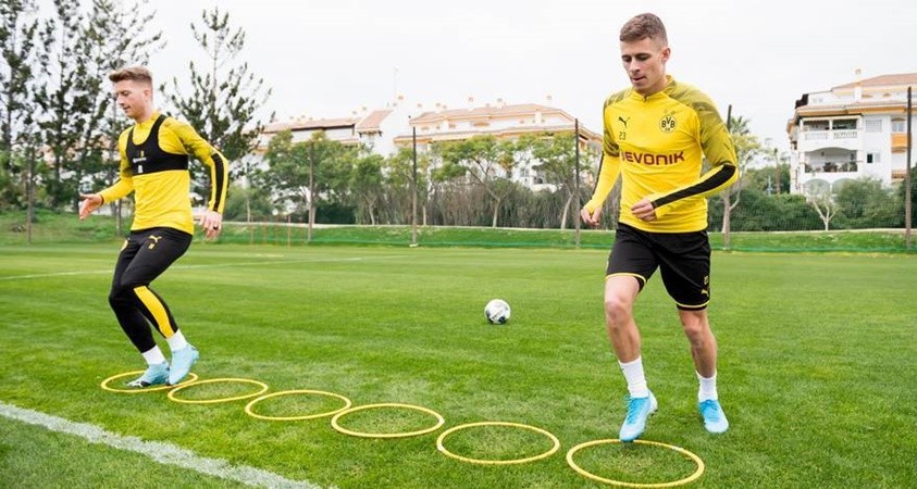 rling Haaland' as Borussia Dortmund striker poses on a beach after meeting up with new team-mates in Marbella - Bóng Đá