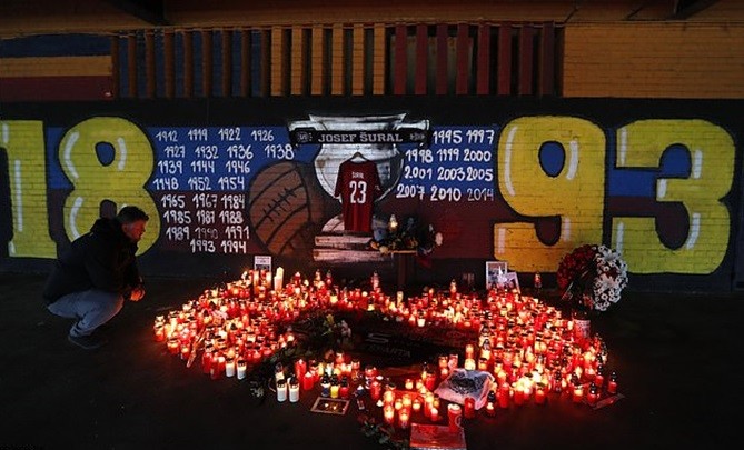 Tang lễ Josef Sural (Daily Mail) - Bóng Đá