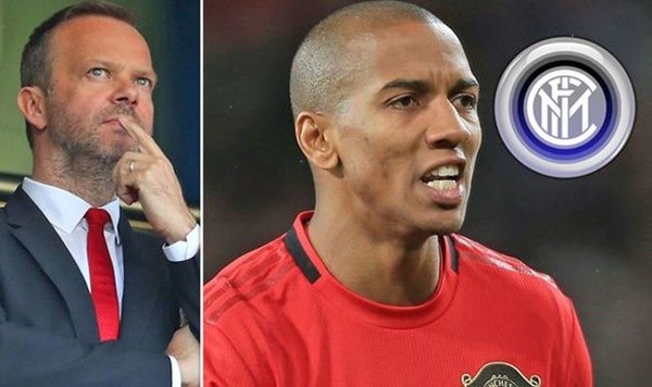 Solskjaer và Ed Woodward đồng loạt giữ chân Ashley Young - Bóng Đá