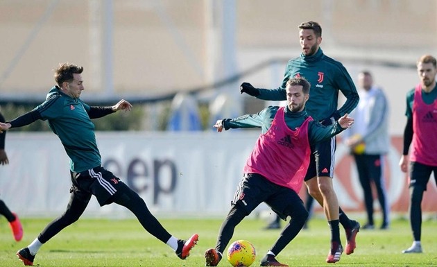 Tương lai bất định, Martial vẫn hạnh phúc bên người đẹp ở 