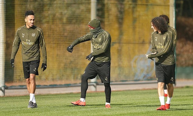 Fan Liverpool đốt pháo sáng - Bóng Đá