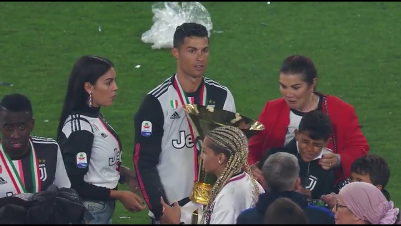 Mãi nâng cúp, Ronaldo có hành động làm đau con trai cưng - Bóng Đá