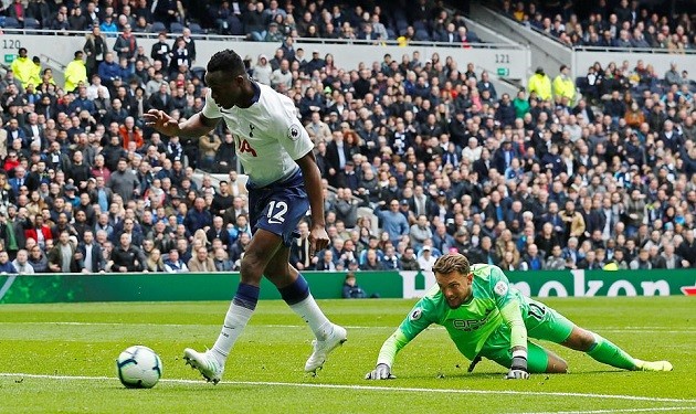 Tạo kỉ lục hiếm có, Lucas Moura vẫn ăn mừng theo cách bình dị nhất - Bóng Đá