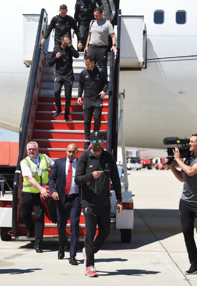 Vừa đặt chân xuống Madrid, dàn sao Liverpool đã được săn đón như 