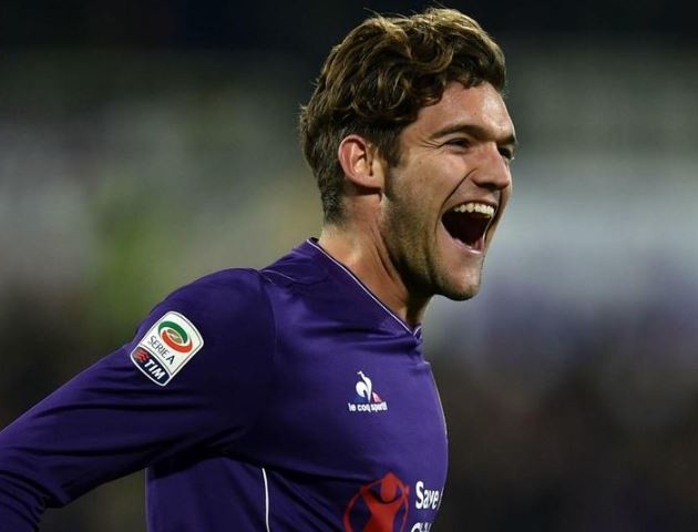 Marcos Alonso plays football on beach with stunning girlfriend Stephania - Bóng Đá
