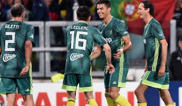 Chùm ảnh: Ronaldo suýt lập lại siêu phẩm vào lưới Buffon - Bóng Đá