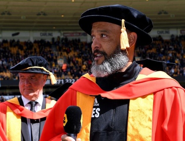 CĐV Wolverhampton mang mặt nạ đô vật ăn mừng mùa giải tuyệt vời - Bóng Đá