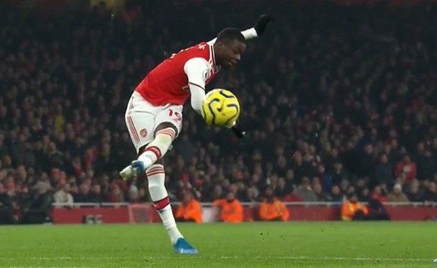 'Khán giả Emirates đồng loạt vỗ tay khi anh ta đi bộ ngoài sân' - Bóng Đá