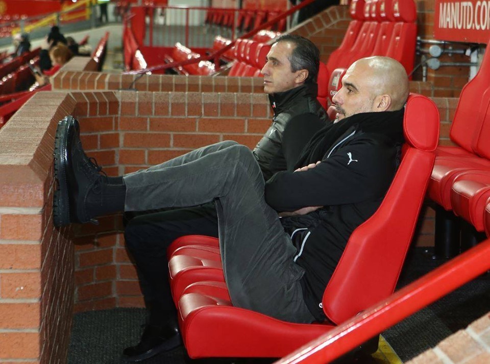 Ảnh Pep Guardiola gác chân lên ghế ở OTF - Bóng Đá