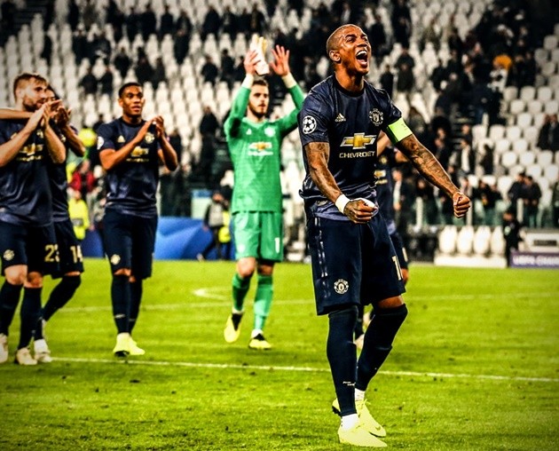 10 khoảnh khắc đáng nhớ của Young tại MU: Bay giữa ngân hà; hủy diệt Arsenal - Bóng Đá
